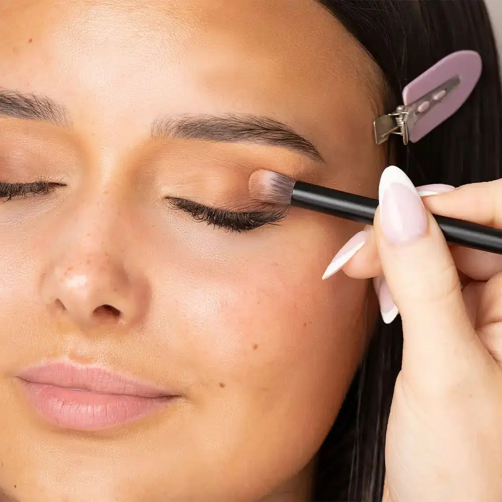 No. 16 Tapered Blending Eye Brush - Image 2