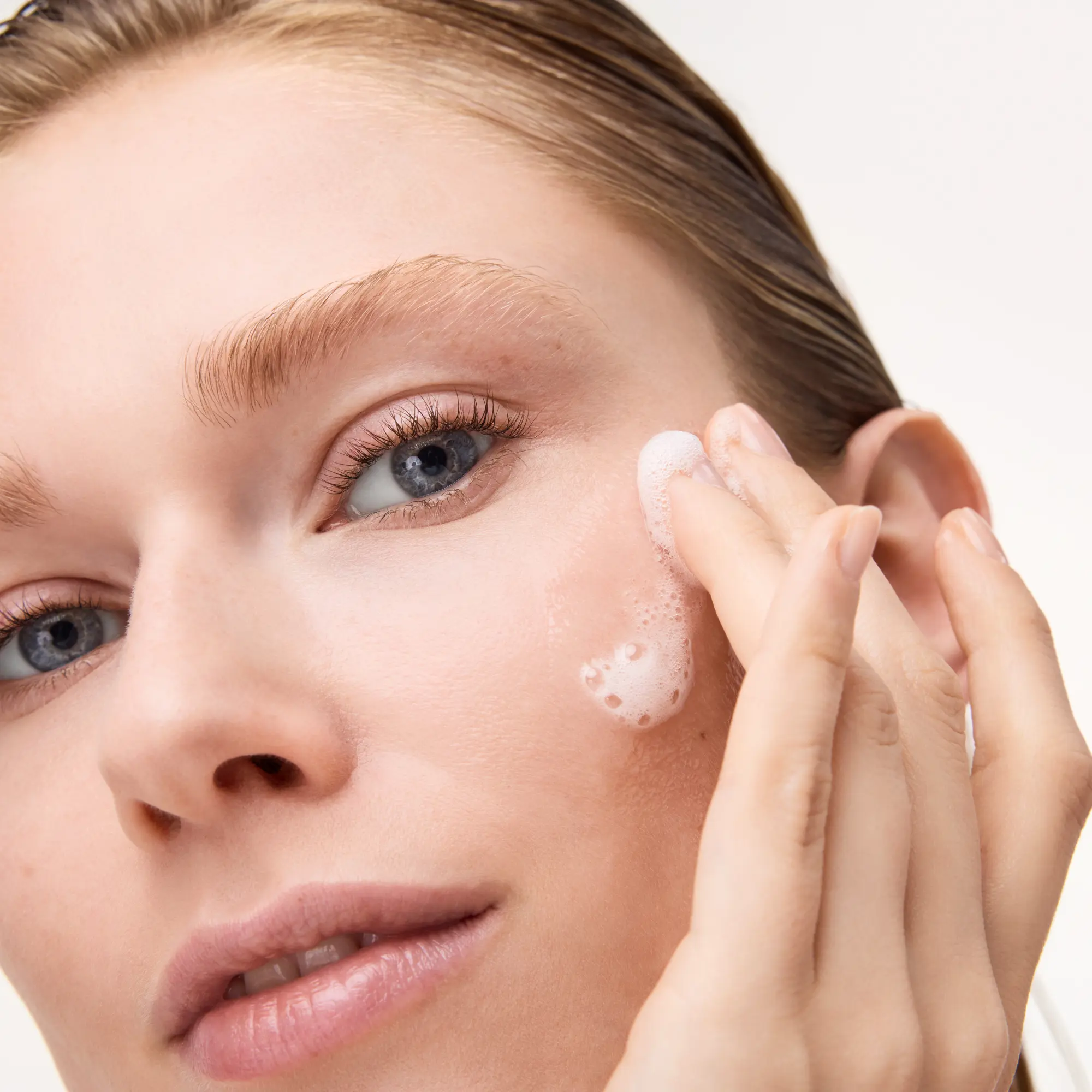 Soft Glam Foam Primer 010 Beyond The Cloud - Image 4