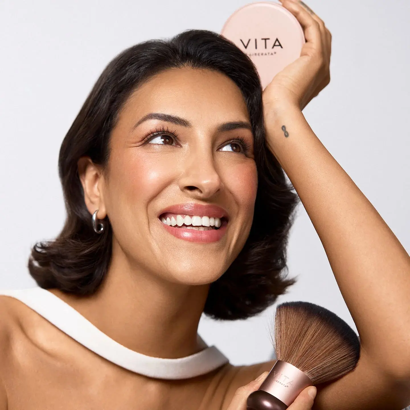 The Silky Dust Apres Tan Drying Powder Invisible - Image 2